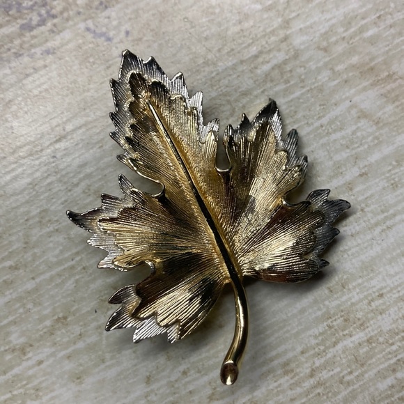 Sarah Coventry Jewelry - Sarah Coventry vintage leaf brooch pin